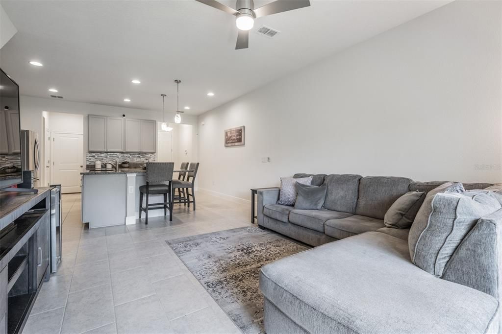 Recently Sold: $325,000 (3 beds, 2 baths, 1716 Square Feet)