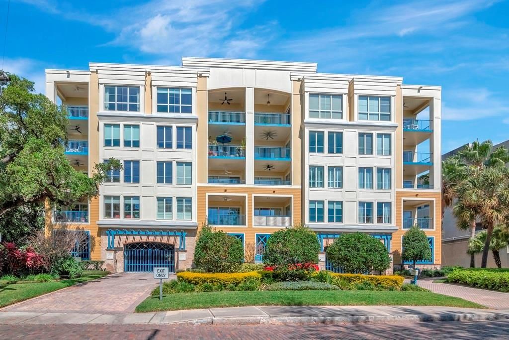 Recently Sold: $1,250,000 (3 beds, 3 baths, 3116 Square Feet)