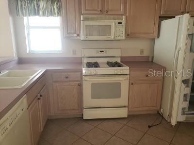 Recently Rented: $1,700 (2 beds, 2 baths, 1146 Square Feet)