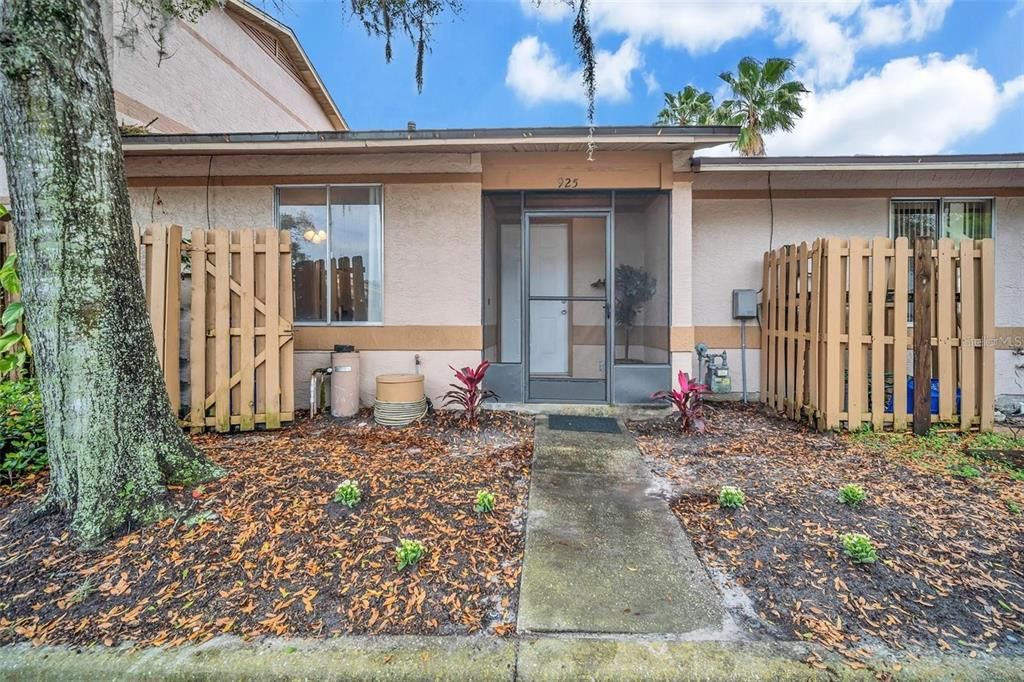 Recently Rented: $1,600 (3 beds, 2 baths, 938 Square Feet)