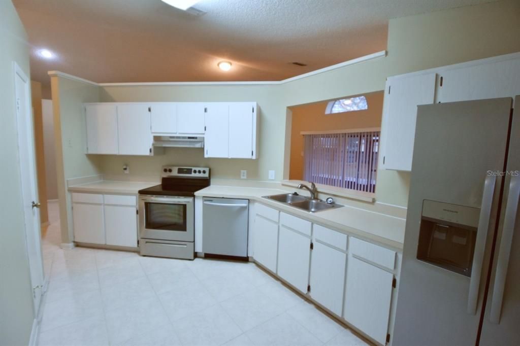 Recently Rented: $1,999 (3 beds, 2 baths, 1464 Square Feet)
