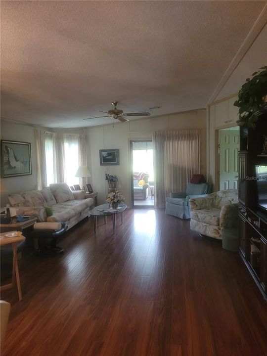 Recently Sold: $159,000 (2 beds, 2 baths, 1387 Square Feet)
