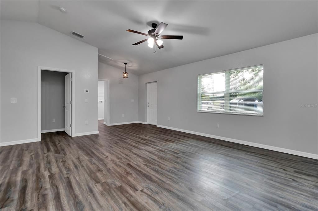 Recently Sold: $410,000 (3 beds, 2 baths, 1403 Square Feet)