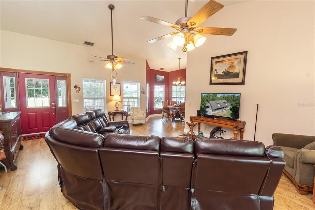 Recently Sold: $575,000 (3 beds, 2 baths, 1946 Square Feet)