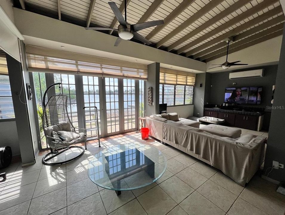 Vendido Recientemente: $989,000 (4 camas, 3 baños, 3200 Pies cuadrados)