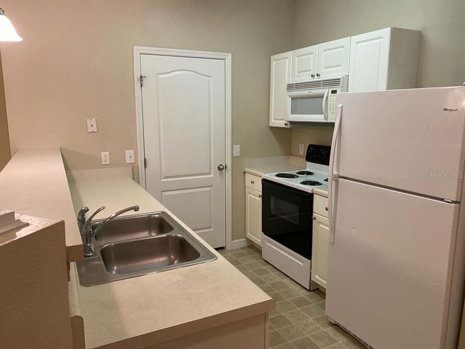 Recently Rented: $1,550 (1 beds, 1 baths, 812 Square Feet)