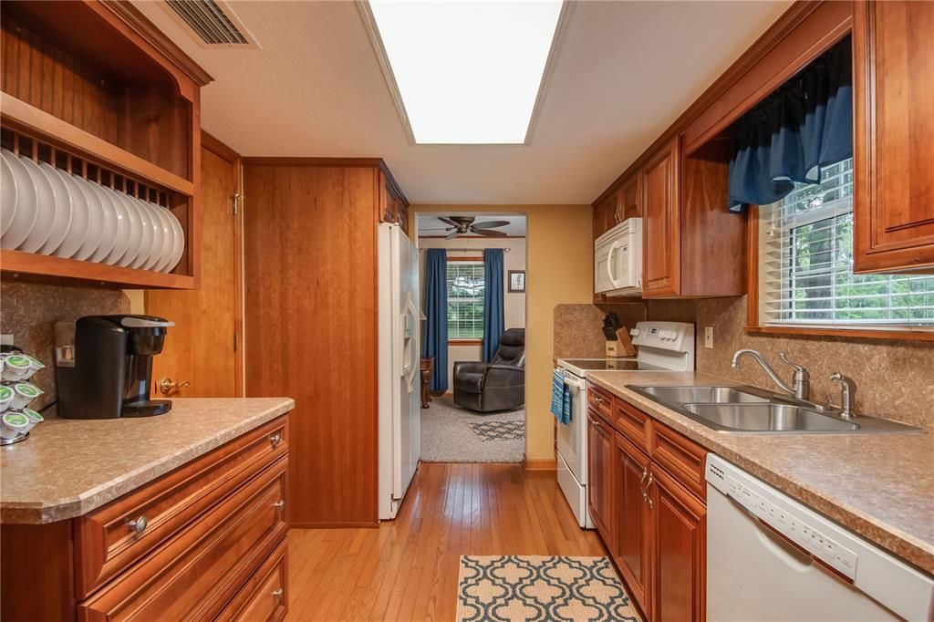 Vendido Recientemente: $448,700 (4 camas, 3 baños, 1960 Pies cuadrados)