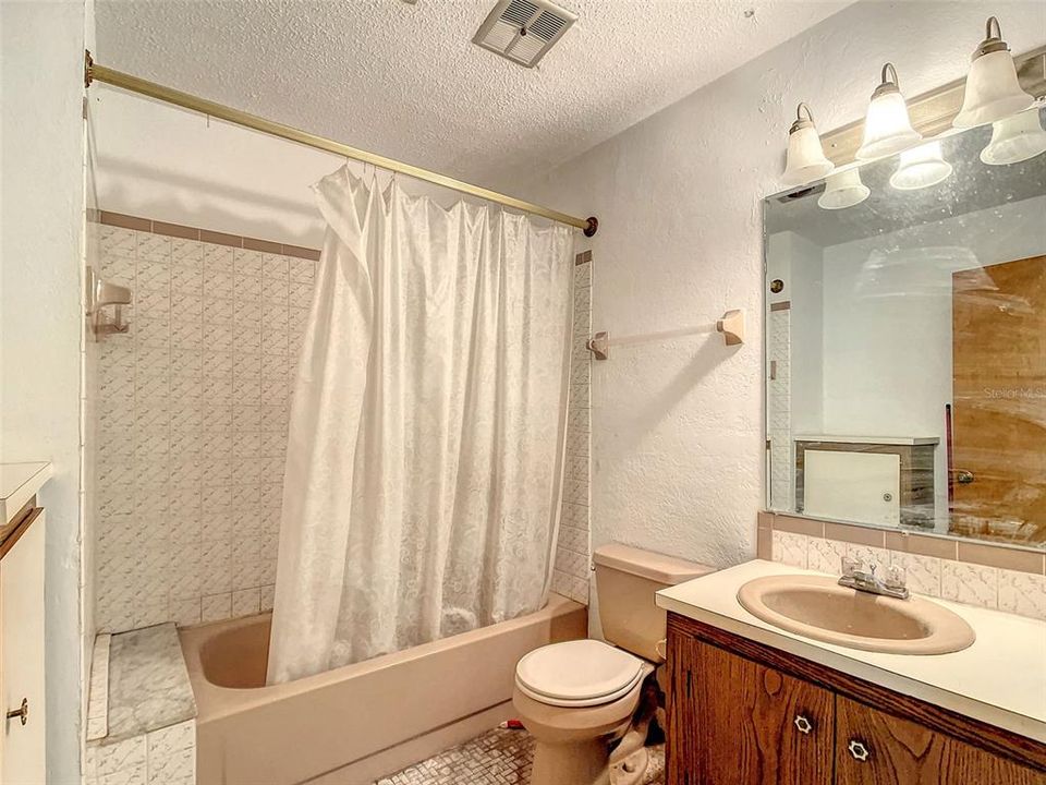 最近售出: $275,000 (3 贝兹, 1 浴室, 1929 平方英尺)