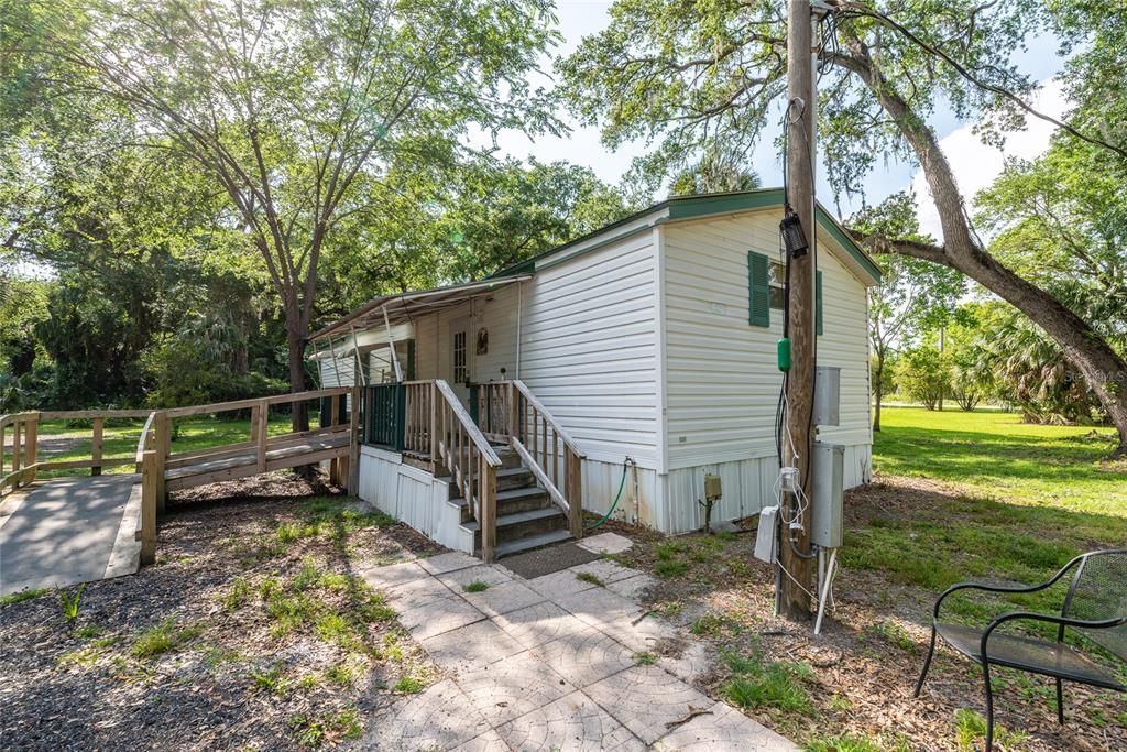 Recently Sold: $145,000 (2 beds, 1 baths, 896 Square Feet)