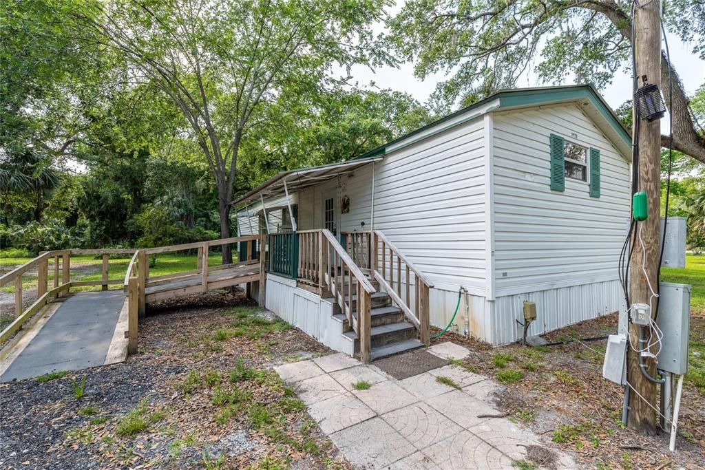 Recently Sold: $145,000 (2 beds, 1 baths, 896 Square Feet)