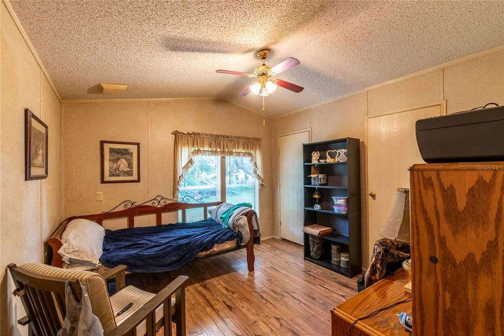 Recently Sold: $145,000 (2 beds, 1 baths, 896 Square Feet)