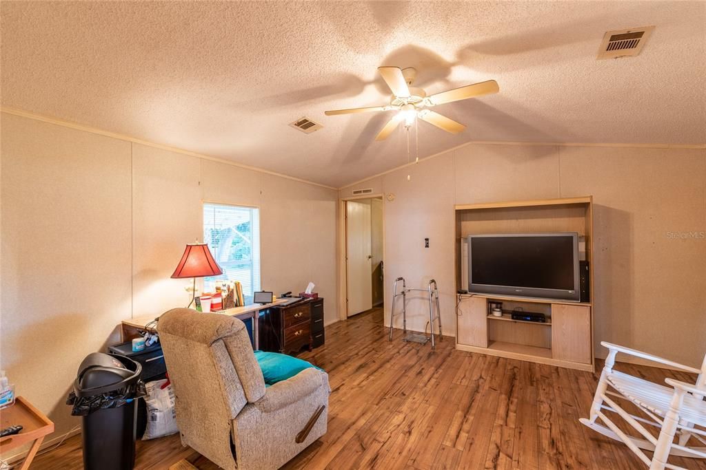 Recently Sold: $145,000 (2 beds, 1 baths, 896 Square Feet)