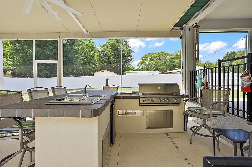 Summer kitchens can be enjoyed all year-around in Florida!