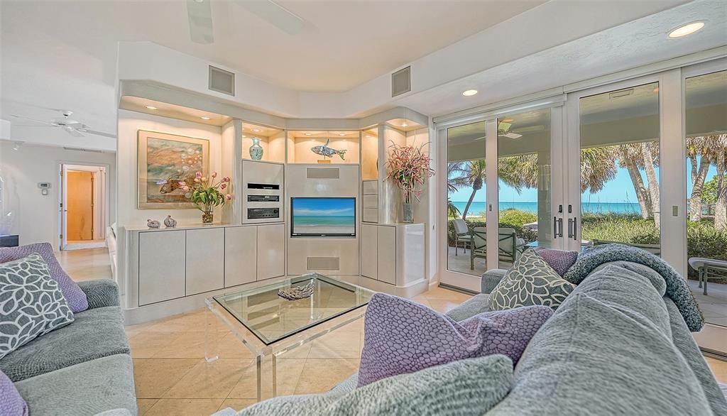 Recently Sold: $4,990,000 (5 beds, 4 baths, 4658 Square Feet)