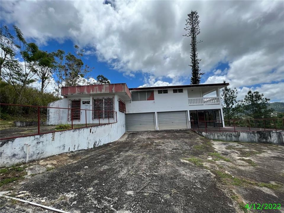 Vendido Recientemente: $180,000 (4 camas, 2 baños, 3000 Pies cuadrados)