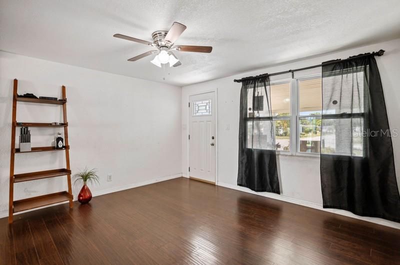 Recently Sold: $325,000 (3 beds, 2 baths, 1227 Square Feet)