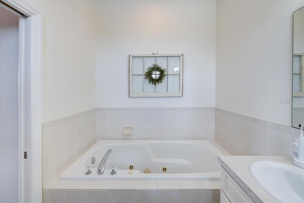 最近售出: $599,000 (4 贝兹, 2 浴室, 2129 平方英尺)