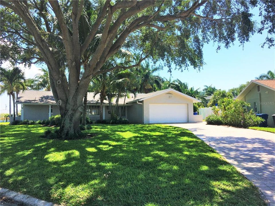 Recently Sold: $2,300,000 (3 beds, 2 baths, 2514 Square Feet)