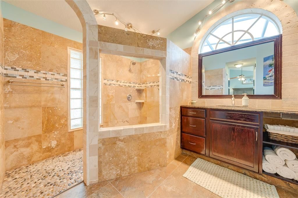 最近售出: $600,000 (4 贝兹, 3 浴室, 2357 平方英尺)