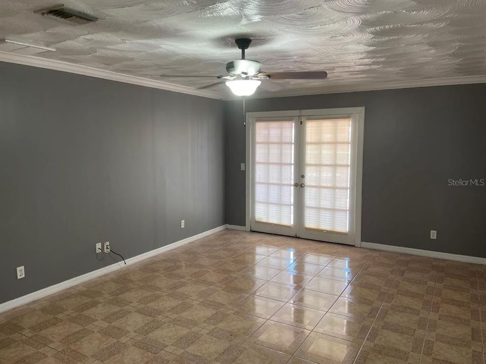 Recently Rented: $1,950 (3 beds, 2 baths, 1300 Square Feet)