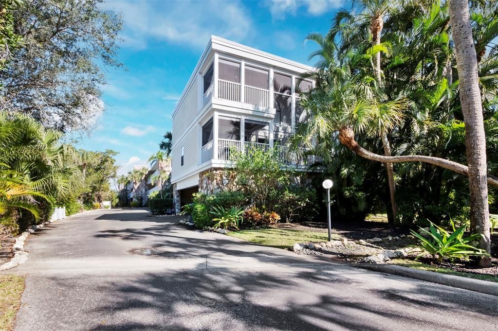 Recently Sold: $850,000 (3 beds, 2 baths, 1323 Square Feet)