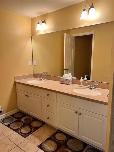 Master bath with dual sinks and solid surface counters