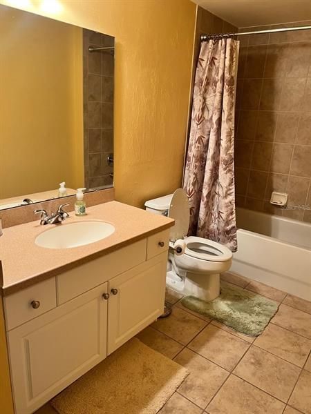 2nd bathroom with tub/shower combo and linen closet