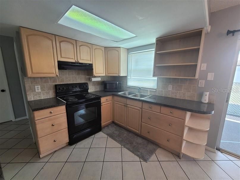 Recently Rented: $1,395 (2 beds, 1 baths, 888 Square Feet)