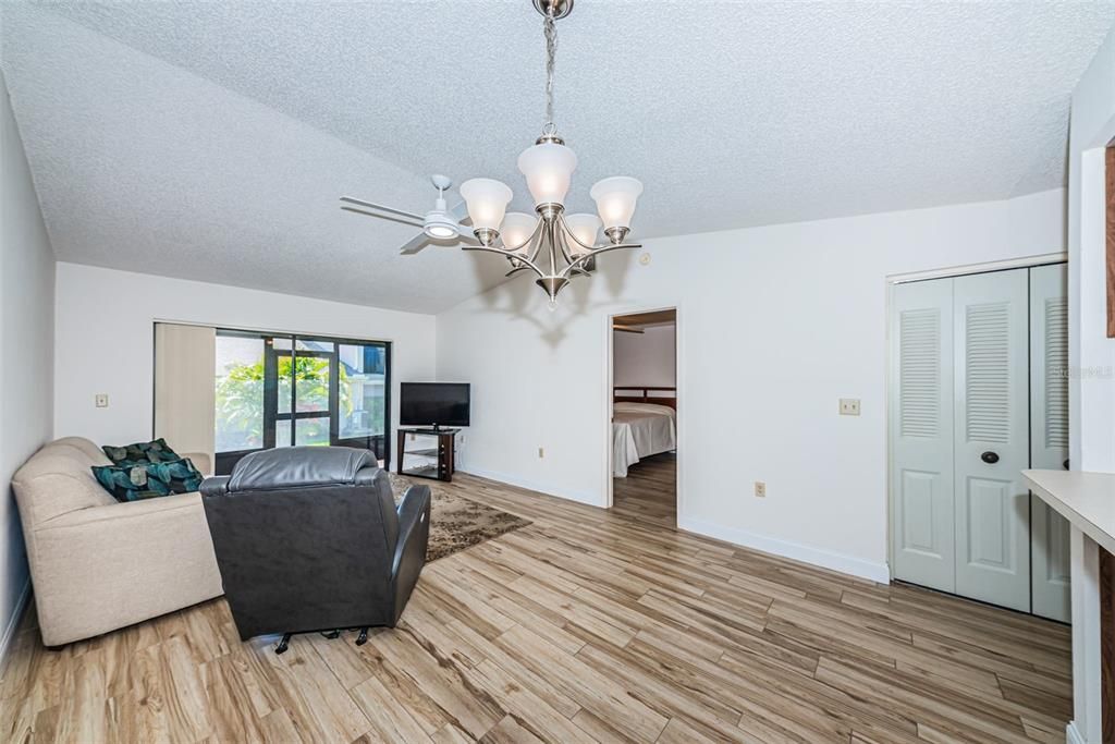 Recently Sold: $215,000 (2 beds, 2 baths, 995 Square Feet)