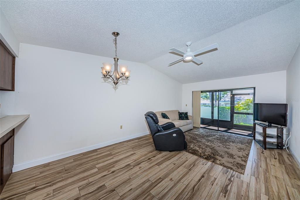 Recently Sold: $215,000 (2 beds, 2 baths, 995 Square Feet)