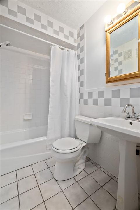 最近售出: $349,000 (3 贝兹, 1 浴室, 1210 平方英尺)
