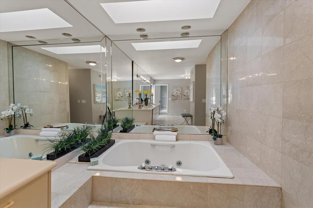 最近售出: $1,399,000 (6 贝兹, 5 浴室, 6329 平方英尺)