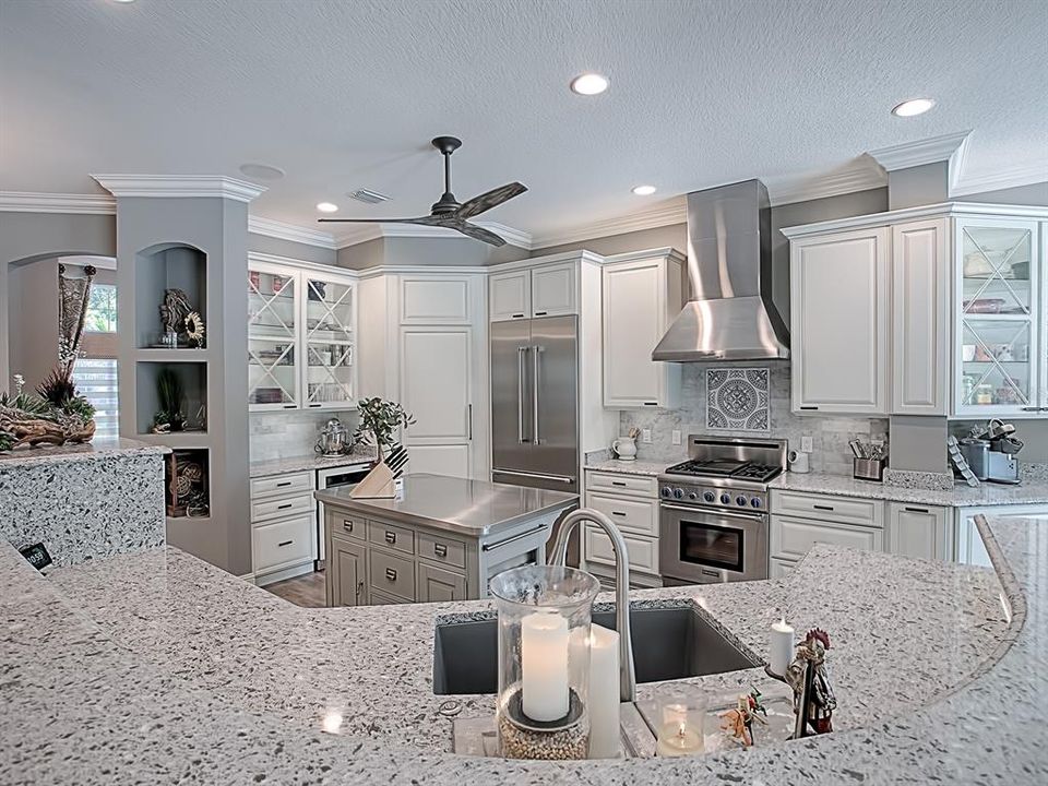 WHAT A BEAUTIFUL KITCHEN!