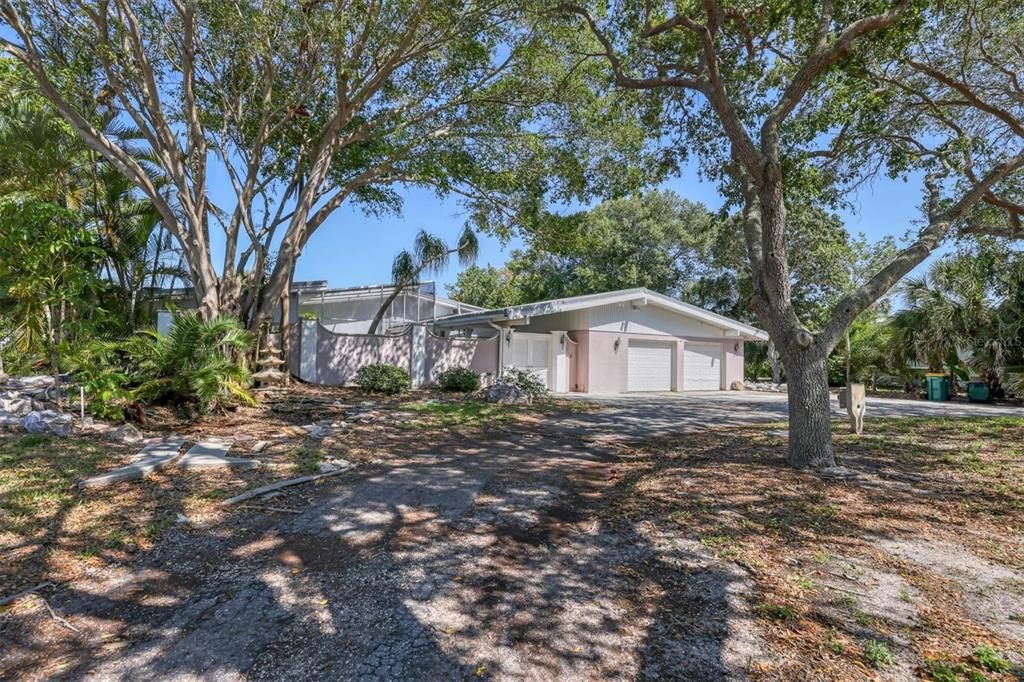 Recently Sold: $2,200,000 (5 beds, 3 baths, 3685 Square Feet)