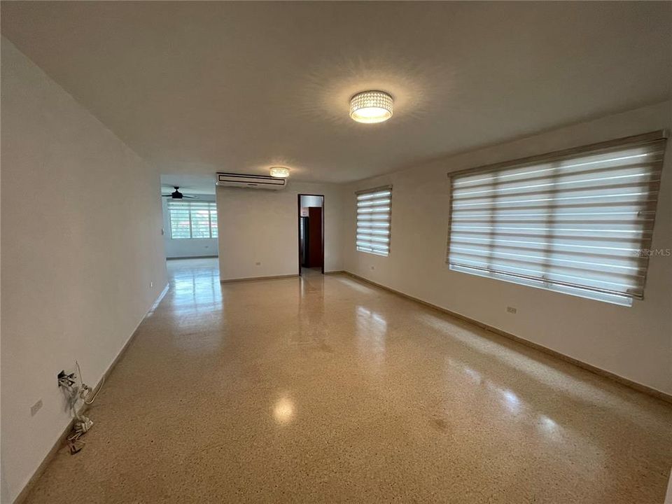 Vendido Recientemente: $675,000 (5 camas, 3 baños, 3012 Pies cuadrados)