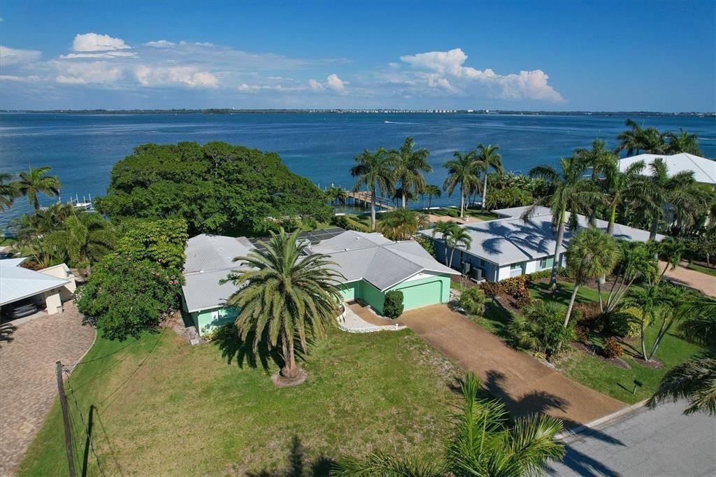 Recently Sold: $2,995,000 (3 beds, 2 baths, 2080 Square Feet)