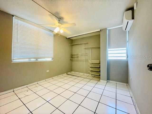 Vendido Recientemente: $399,000 (4 camas, 2 baños, 1950 Pies cuadrados)