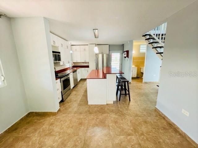 Vendido Recientemente: $399,000 (4 camas, 2 baños, 1950 Pies cuadrados)