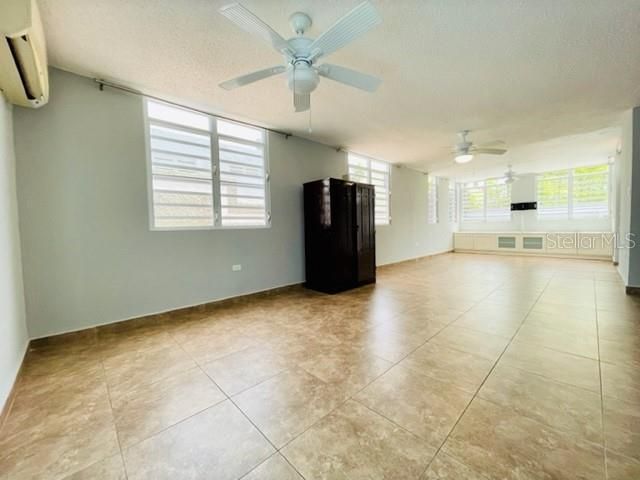 Vendido Recientemente: $399,000 (4 camas, 2 baños, 1950 Pies cuadrados)