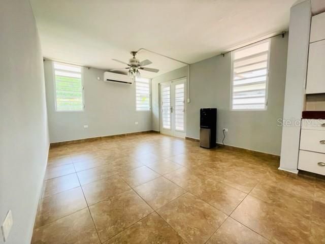 Vendido Recientemente: $399,000 (4 camas, 2 baños, 1950 Pies cuadrados)