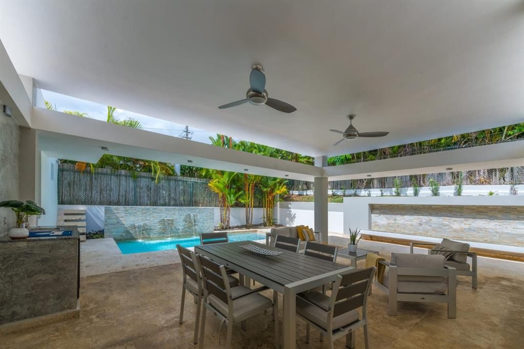 Recently Sold: $1,300,000 (4 beds, 3 baths, 2852 Square Feet)