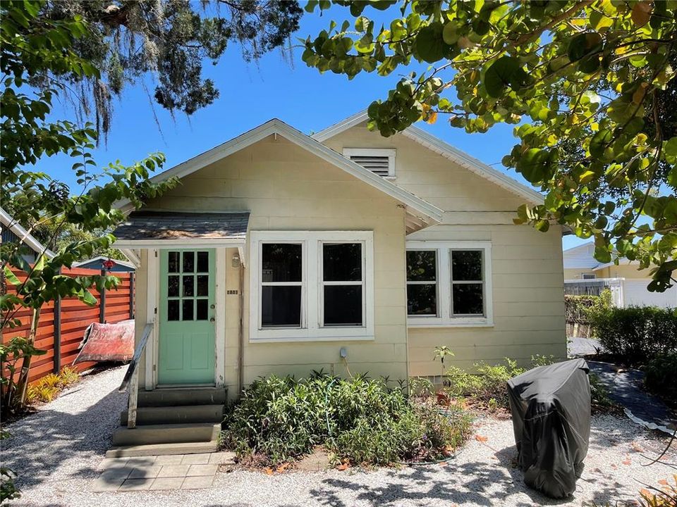 Recently Sold: $230,000 (2 beds, 1 baths, 976 Square Feet)