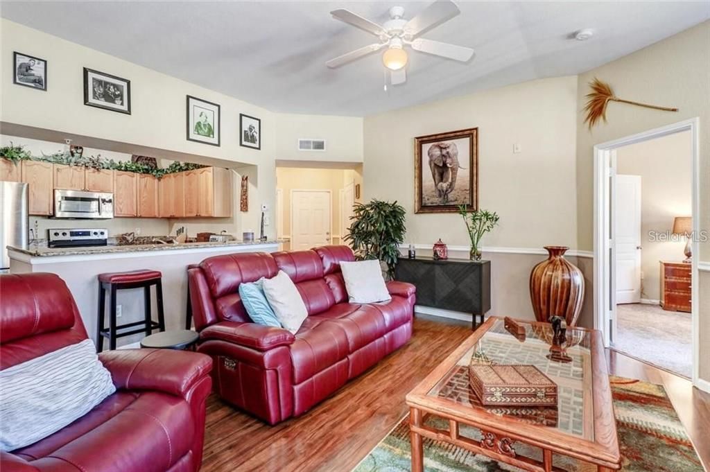 Active With Contract: $2,100 (3 beds, 2 baths, 1292 Square Feet)