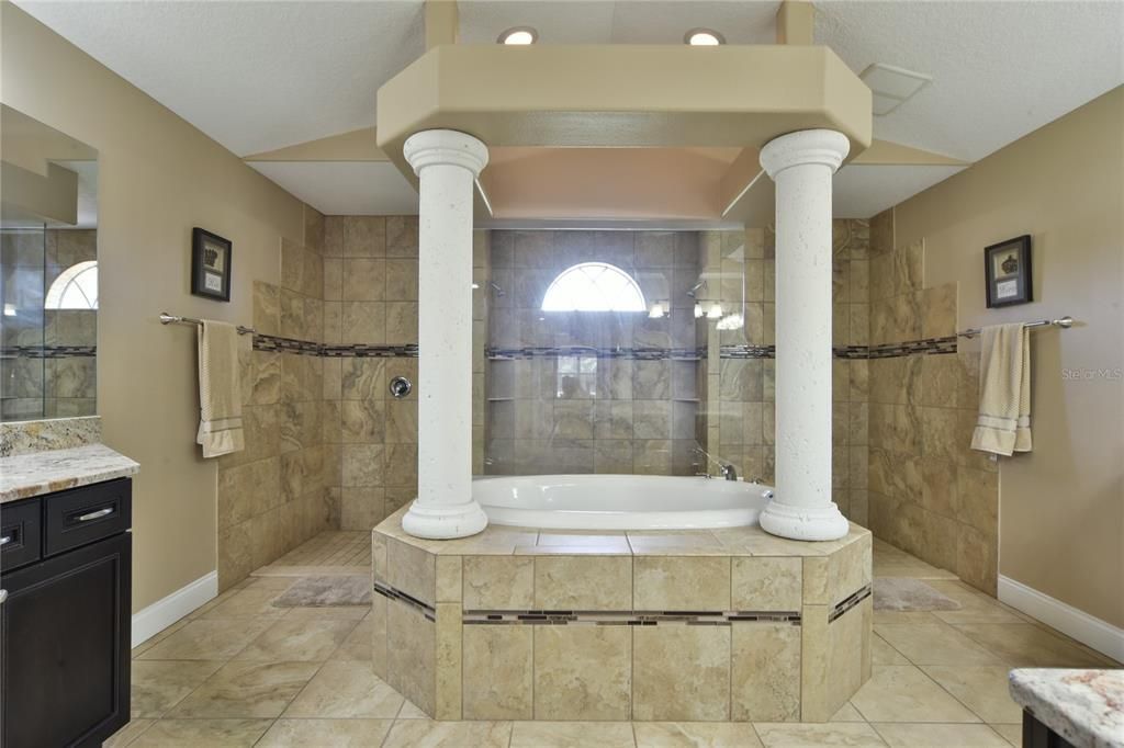 最近售出: $947,000 (4 贝兹, 3 浴室, 3497 平方英尺)