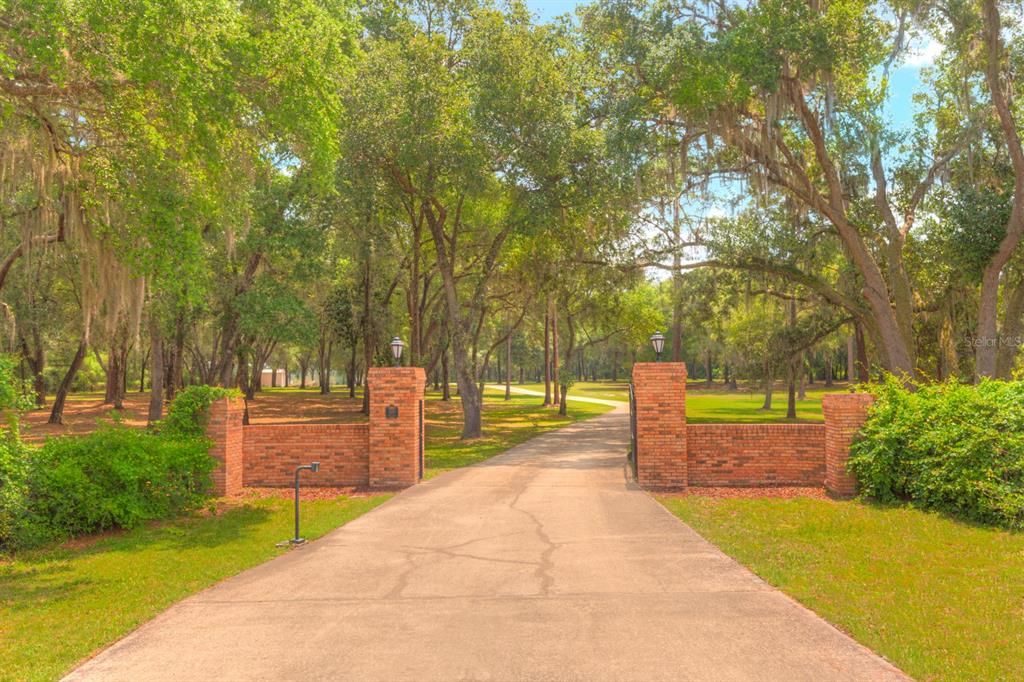 Recently Sold: $1,800,000 (6 beds, 3 baths, 5707 Square Feet)