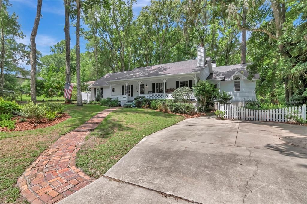 Recently Sold: $450,000 (4 beds, 3 baths, 2216 Square Feet)