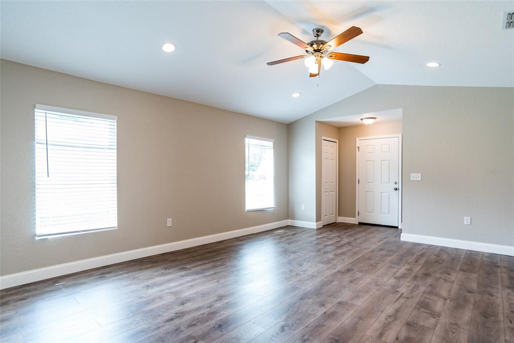 Recently Sold: $300,000 (3 beds, 2 baths, 1507 Square Feet)