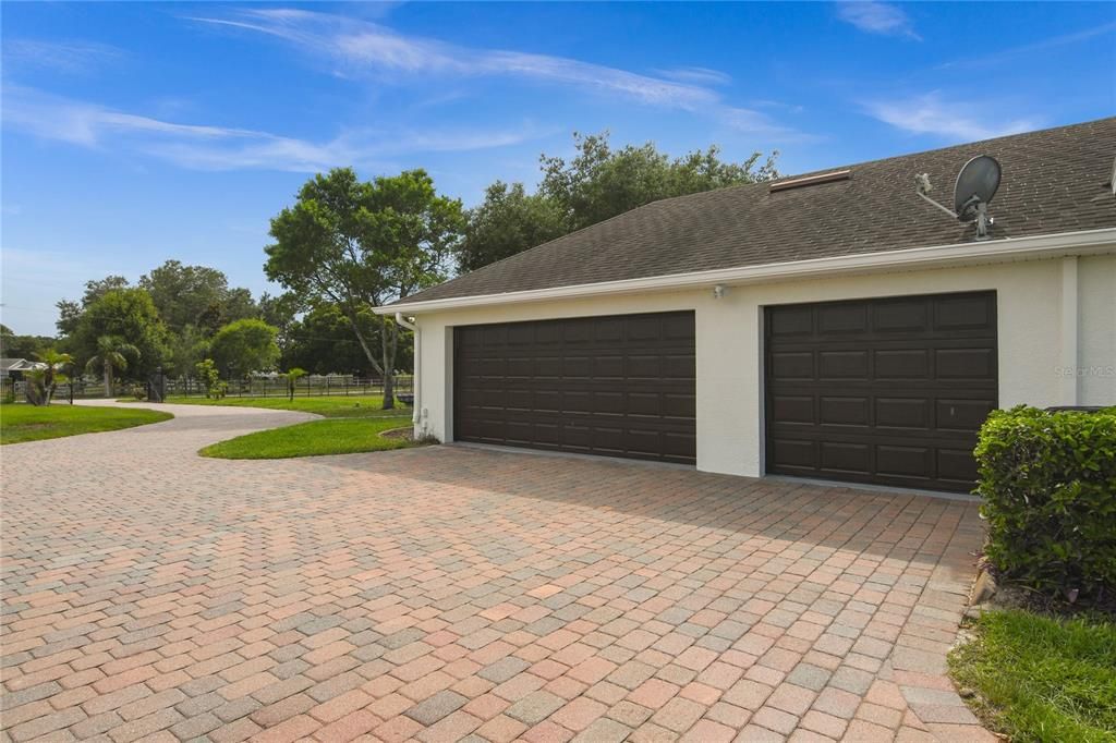 OVERSIZED 3-CAR GARAGE & PAVER DRIVEWAY!