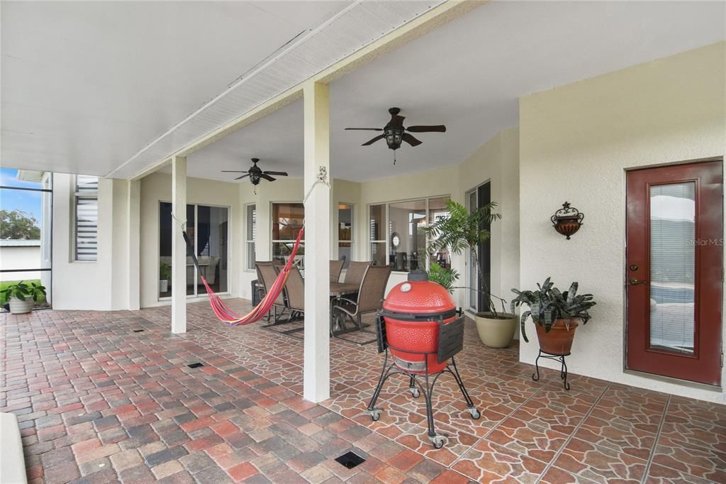 When you are not out exploring the property you can relax POOLSIDE under the covered LANAI or spend the day splashing in the sparkling pool surrounded by hedges for privacy and spend the evening stargazing in the SPA!