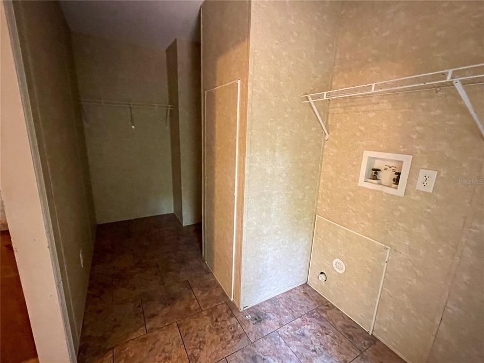 Vendido Recientemente: $199,000 (4 camas, 2 baños, 2052 Pies cuadrados)